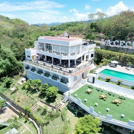 La Cecile Hotel & Cafe Komodo Labuan Bajo Exteriör bild